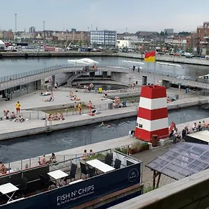 Lejlighed Directly To Seafront Of Bassin 7 With Big Balcony And Free Parking, Århus